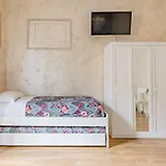 Chilling Jacuzzi Suite GuestHouse